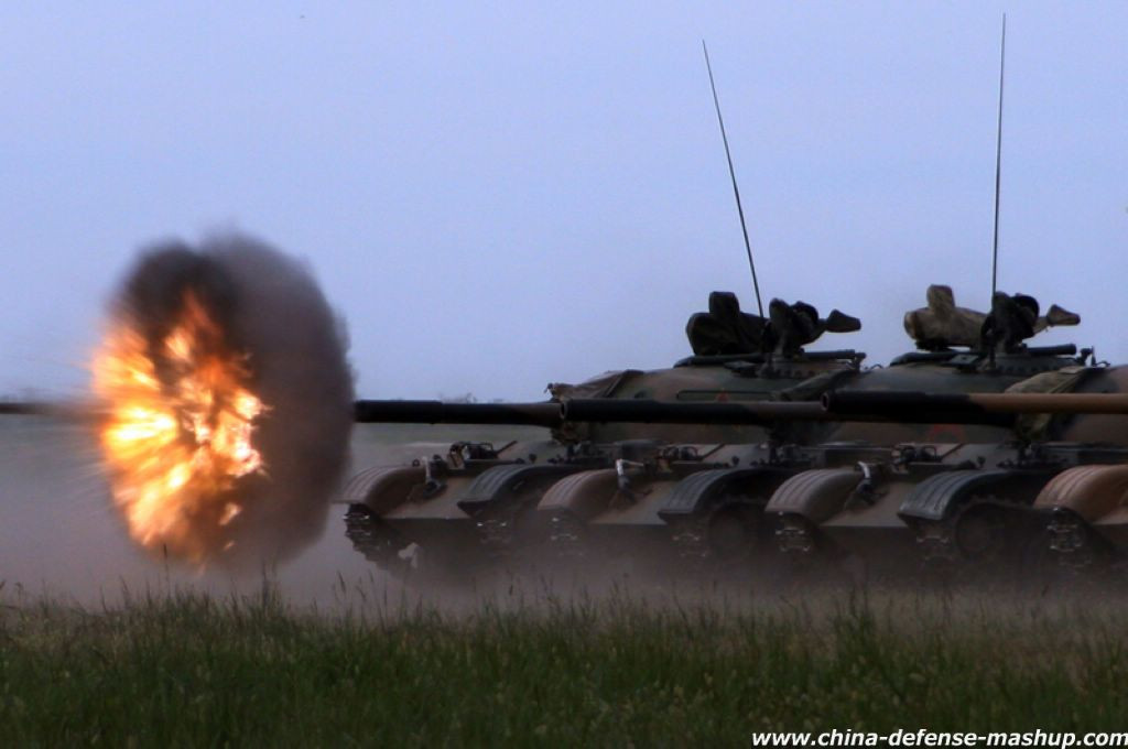 Chưa kể tới việc, kíp lái xe tăng sẽ phải làm nhiệm vụ sửa chữa xe tăng ngay trên chiến trường. Ví dụ như khi xe tăng bị đứt xích giữa trận chiến, một kíp lái điều khiển từ xa sẽ hoàn toàn "bất lực" và chiếc xe tăng không người lái đó đó sẽ sớm bị loại hoàn toàn ra ngoài cuộc chiến. Nguồn ảnh: Chinadefense.