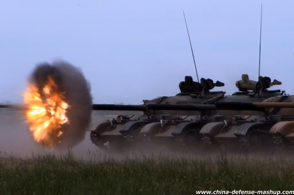 Chưa kể tới việc, kíp lái xe tăng sẽ phải làm nhiệm vụ sửa chữa xe tăng ngay trên chiến trường. Ví dụ như khi xe tăng bị đứt xích giữa trận chiến, một kíp lái điều khiển từ xa sẽ hoàn toàn "bất lực" và chiếc xe tăng không người lái đó đó sẽ sớm bị loại hoàn toàn ra ngoài cuộc chiến. Nguồn ảnh: Chinadefense.