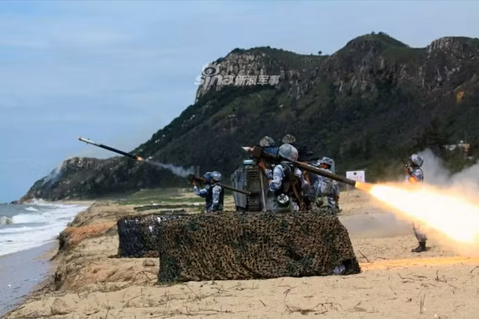 Lính Trung Quốc huấn luyện sử dụng tên lửa đất đối không tiêu diệt mục tiêu giả định. Nguồn ảnh: Sina.