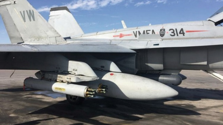 Phía Không quân Hải quân Mỹ cũng lần đầu tiên công bố hình ảnh chiến đấu cơ F/A-18 được trang bị 2 tổ hợp ống phóng bao gồm 7x2 quả đạn rocket 70mm APKWS II với đầu dẫn đường WGU-59/B. Nguồn ảnh: Janes.