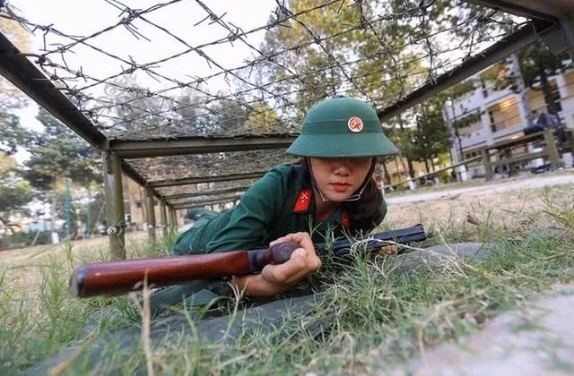 Những hình ảnh về nữ quân nhân trong Quân đội Nhân dân Việt Nam vừa được đăng tải trên mạng xã hội Sina của Trung Quốc đã khiến cộng đồng mạng của nước này tỏ ra ngạc nhiên. Nguồn ảnh: Sina.