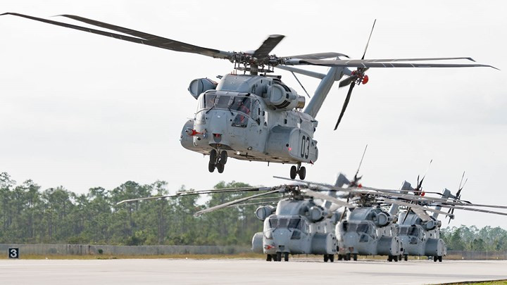 CH-53K King Stallion trang bị tới 3 động cơ General Electric GE38-1B cho công suất 7.500 mã lực. Với công suất này những chiếc CH-53K King Stallion có thể bay với vận tốc 315 km/h, phạm vi hoạt động không tính thùng dầu phụ lên tới 852 km. Ảnh: defpost.