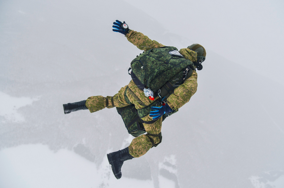 Ở trên độ cao lớn, nhiệt độ có thể xuống chỉ còn âm 30 độ C, nếu không được trang bị đầy đủ người lính sẽ rất dễ bị chết cóng hoặc bỏng lạnh. Nguồn ảnh: Milru.