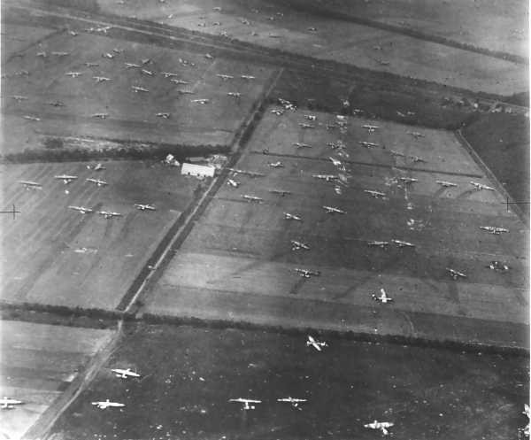 Phía Mỹ và Anh gần như đã tung "tất tay" vào trận chiến cuối cùng này. Bằng chứng là sau khi thất bại, phải chờ mãi tới tháng 3 năm 1945, một chiến dịch quân sự lớn khác của Đồng minh phương Tây mới tiếp tục được mở ra. Ảnh: Cảnh tượng những tàu lượn của lính dù Mỹ và Anh hạ cánh khắp lãnh thổ Hà Lan. Nguồn ảnh: Armymil.