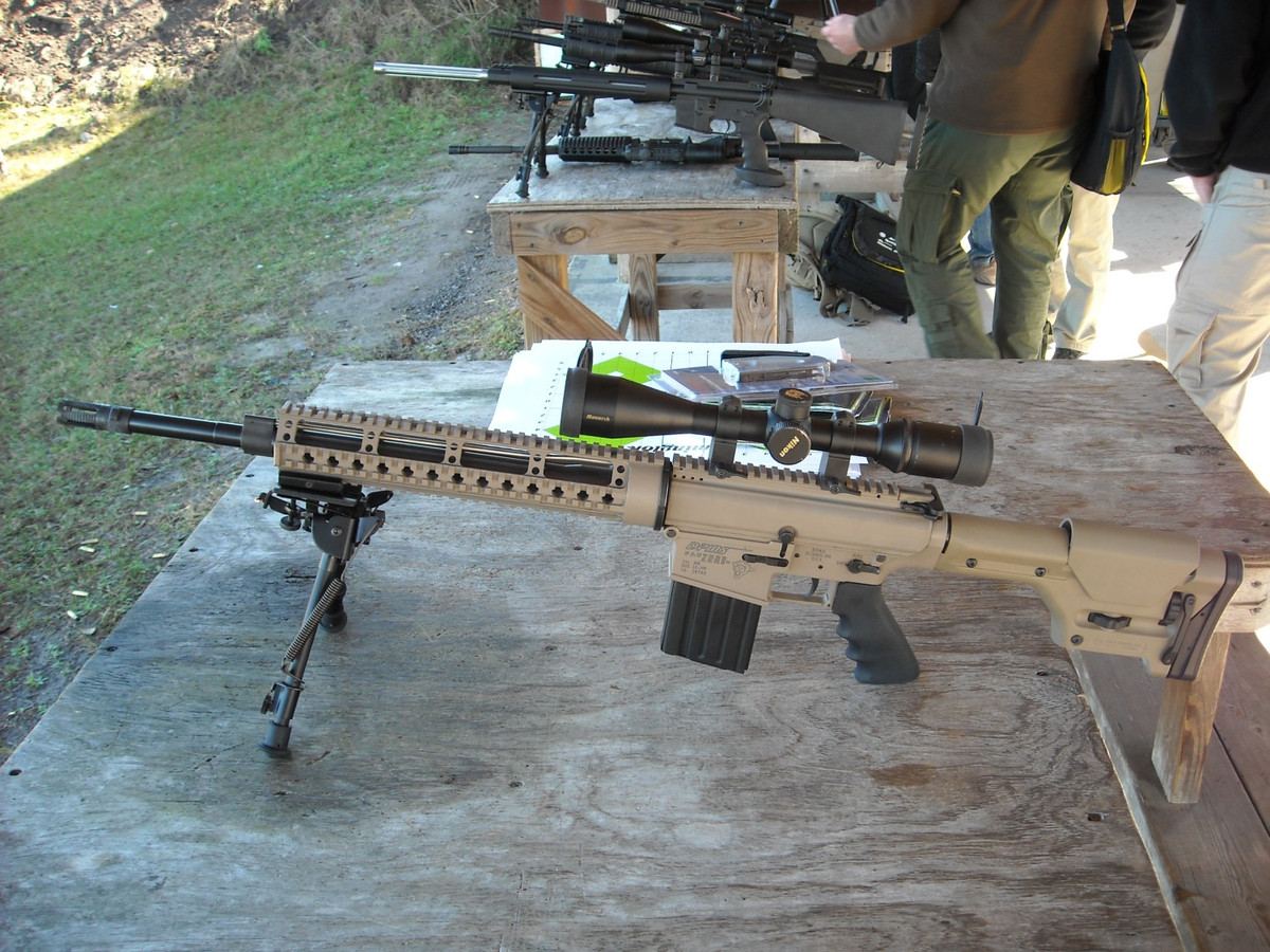 Điểm đặc biệt của khẩu súng này đó là nó không cần dùng mỡ hoặc dầu bôi trơi các chi tiết bên trong. Tất cả các chi tiết bên trong hộp khóa nòng đều được phủ một lớp mạ kim loại đặc biệt do chính LWRC phát triển. Loại vật liệu này bám vào các chi tiết và có tác dụng như chất bôi trơn. Nguồn ảnh: Arm.