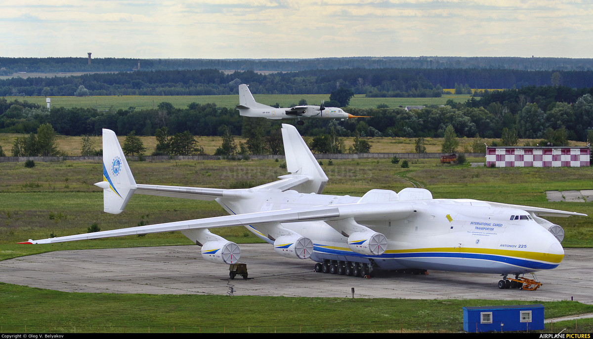 Mikhail Kharchenko, giám đốc hãng hàng không Antonov cho biết, chiếc An-225 mất khoảng một năm để vượt qua giai đoạn sửa chữa và hiện đại hóa một phần để có thể tiếp tục hoạt động, bên cạnh đó nó còn được trang bị một số thiết bị điện tử hàng không mới. Nguồn ảnh: Airplane-Pictures.
