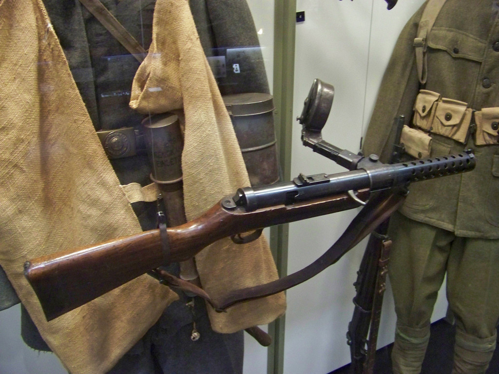 Sử dụng cơ chế khóa nòng trượt mở, khẩu súng này có khả năng bắn với tốc độ tối đa khoảng 500 viên mỗi phút (với phiên bản sử dụng đạn 9x19mm). Nguồn ảnh: Wiki.