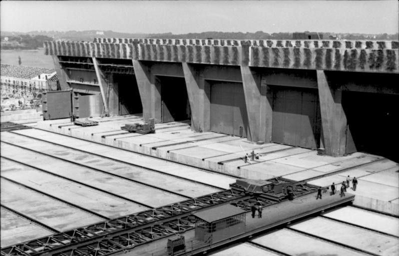 Căn cứ tàu ngầm này được khởi công xây dựng từ tháng 2/1941 và hoàn thành sau khoảng một năm sau đó. Và nó có sức chứa đủ cho 30 tàu ngầm cùng lúc. Nguồn ảnh: Wiki.