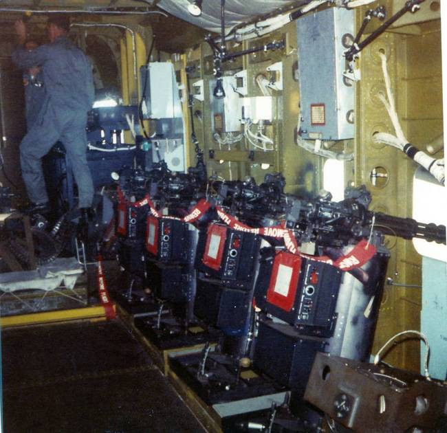 Cận cảnh dàn súng máy nòng xoay được trang bị trên phi cơ AC-119K. Toàn bộ hệ thống đều được điều khiển tự động, xạ thủ sẽ khai hỏa cùng lúc toàn bộ hỏa lực vào một mục tiêu duy nhất để đạt hiệu quả cao nhất. Nguồn ảnh: Warhistory.