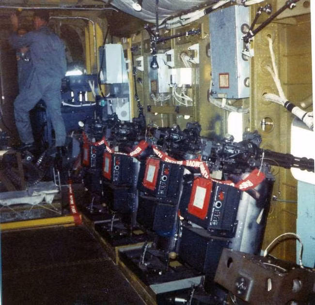 Cận cảnh dàn súng máy nòng xoay được trang bị trên phi cơ AC-119K. Toàn bộ hệ thống đều được điều khiển tự động, xạ thủ sẽ khai hỏa cùng lúc toàn bộ hỏa lực vào một mục tiêu duy nhất để đạt hiệu quả cao nhất. Nguồn ảnh: Warhistory.