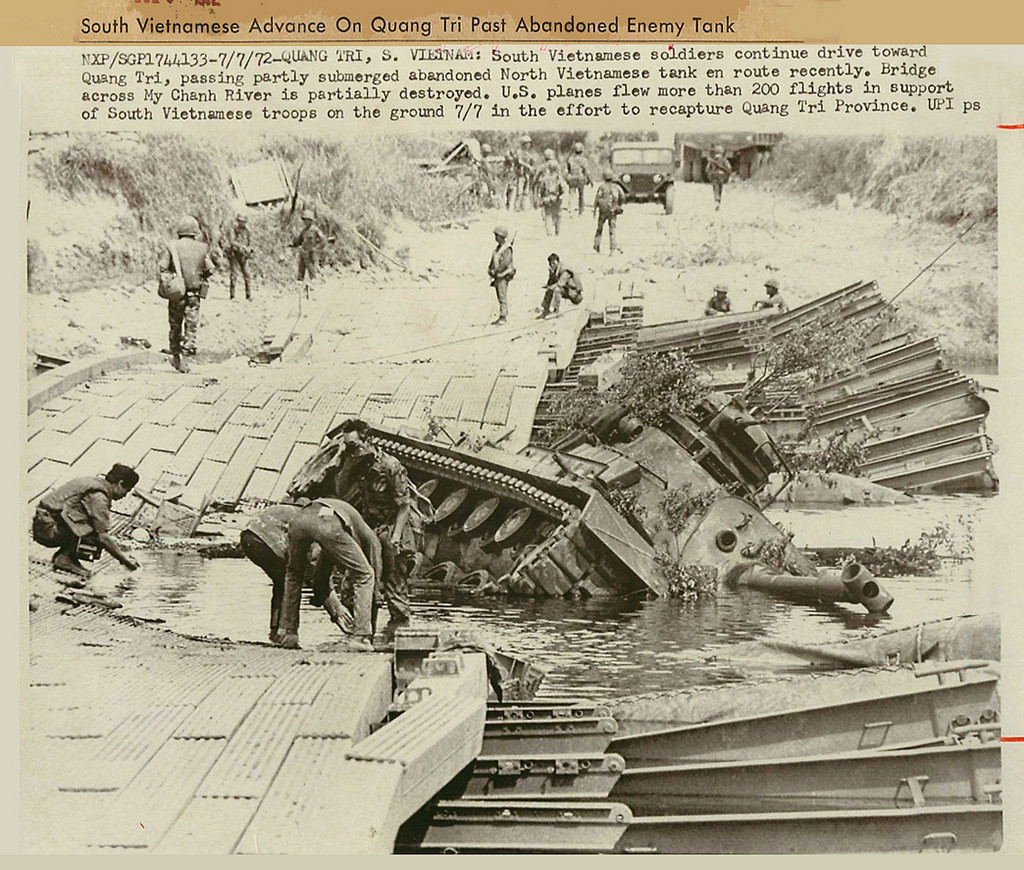 Xe tăng M48 của quân đội ngụy Sài Gòn bị thụt xuống sông Mỹ Chánh, Quảng Trị do quá tải khiến cầu phao dã chiến không thể chịu nổi. Nguồn ảnh: Flickr.