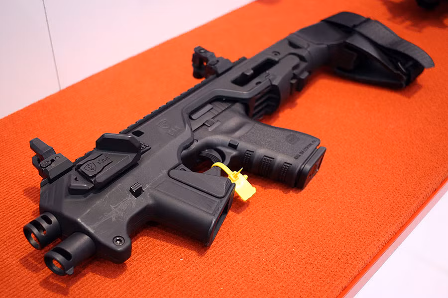 Đúng với cái tên gọi của mình, RONI Stabilizer giúp ổn định khả năng bắn súng ngắn lên gấp nhiều lần so với việc chỉ sử dụng khẩu súng trần. Việc cung cấp thêm báng tì vai sẽ giúp cho khẩu súng ngắn có độ ổn định cực cao và có thể phát huy được tối đa sức mạnh của mình. Nguồn ảnh: Rifle.