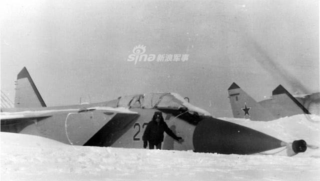 Ngay cả Không quân Liên Xô (tiền thân của Không quân Nga) từng được đánh giá là hiện đại nhất thế giới cũng hoàn toàn bất lực và buộc phải nhờ cậy các phi cơ xuất phát từ các sân bay quân sự ở phía Nam - nơi không bị tuyết che phủ, gánh trọng trách tuần tra trên vùng trời của những sân bay đã bị vô hiệu hóa. Nguồn ảnh: Sina.