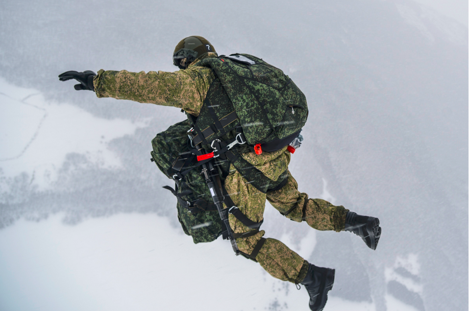 Thoát cửa máy bay, chuẩn bị bung dù tiếp đất. Nguồn ảnh: Milru.