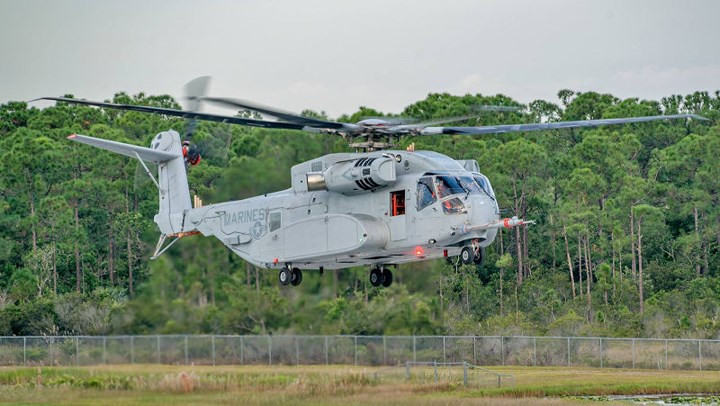 CH-53K King Stallion có chiều dài lên tới 30,2m, cao 8,46m, trong đó phần cabin có chiều dài 9,14m, rộng 1,98m. Kích cỡ cabin rộng và lớn hơn 15% so với các mẫu CH-53 cũ. Hệ thống điện tử được thiết kế mới với các kênh liên lạc dữ liệu giữa máy bay với mặt đất và giữa chúng với nhau. Ảnh: Foxtrot Alpha.