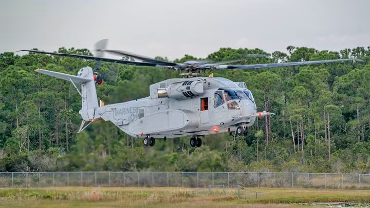 CH-53K King Stallion có chiều dài lên tới 30,2m, cao 8,46m, trong đó phần cabin có chiều dài 9,14m, rộng 1,98m. Kích cỡ cabin rộng và lớn hơn 15% so với các mẫu CH-53 cũ. Hệ thống điện tử được thiết kế mới với các kênh liên lạc dữ liệu giữa máy bay với mặt đất và giữa chúng với nhau. Ảnh: Foxtrot Alpha.