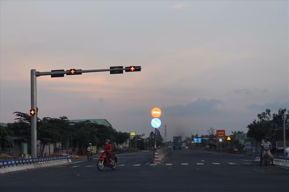 Đường tránh TX.Cai Lậy được làm để “chia lửa” với QL1A. Và đoạn đường tránh này cùng với trạm thu phí BOT Cai Lậy đã làm “dậy sóng” dư luận trong những tháng qua.