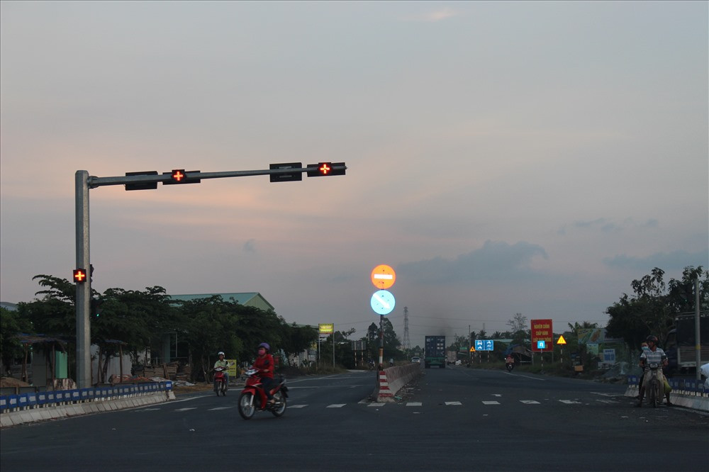 Đường tránh TX.Cai Lậy được làm để “chia lửa” với QL1A. Và đoạn đường tránh này cùng với trạm thu phí BOT Cai Lậy đã làm “dậy sóng” dư luận trong những tháng qua.