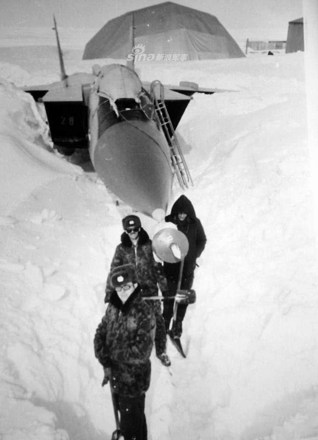 Với những trận tuyết rơi dày như thế này, ngay cả hệ thống sưởi đường băng hiện đại của thế kỷ 21 cũng khó có thể khiến tuyết tan ngay lập tức được. Nguồn ảnh: Sina.