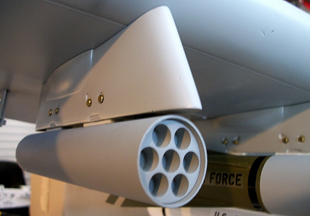 Theo đó, phía Mỹ dự định sẽ triển khai lên các tiêm kích đa nhiệm F/A-18 Hornet loại rocket dẫn đường tiên tiến APKWS II (Advanced Precision Kill Weapon System II) do Tập đoàn BAE Systems phát triển. Biến thể F/A-18 được chọn để triển khai APKWS II hiện tại của Hải quân Mỹ là F/A-18A-D. Nguồn ảnh: Ward.