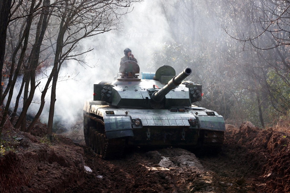 So với phiên bản Type 96, xe tăng Type 96A được trang bị động cơ với công suất lớn hơn (800 mã lực so với 750 mã lực). Tuy nhiên, Type 96A lại được nâng cấp đáng kể về khả năng bọc giáp khiến trọng lượng của chúng cũng tăng lên. Điều này khiến cho 50 mã lực bổ sung thêm ở phần động cơ gần như vô dụng. Nguồn ảnh: Sina.