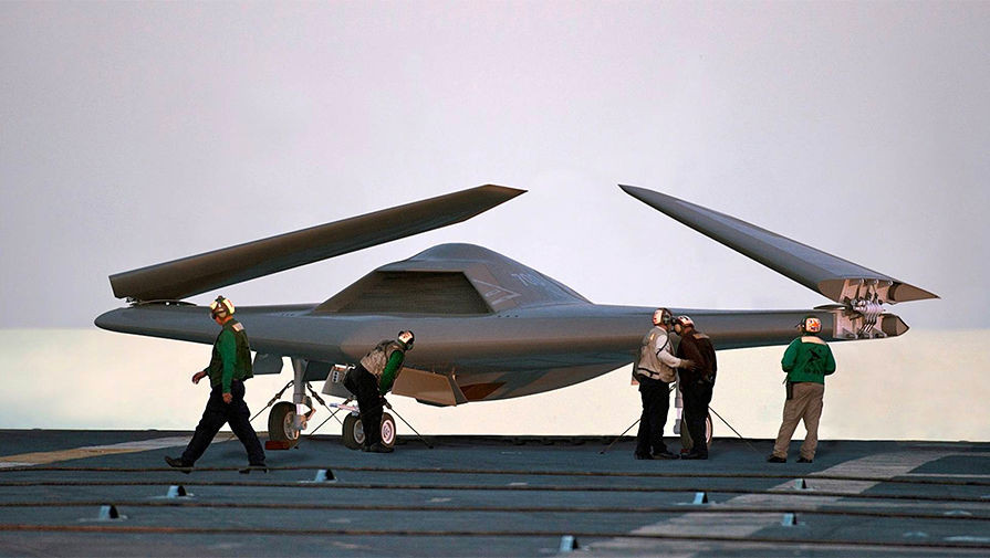 Ngoài ra, với thiết kế bên ngoài giống hệt với những chiếc máy bay ném bom chiến lược B-2 Spirit của mỹ, MQ-25 hoàn toàn không có cánh dọc phía đuôi - điều này cũng làm tăng khả năng "né" sóng radar của thiết bị này. Nguồn ảnh: USNavy.