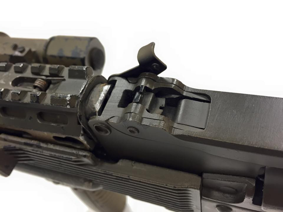 Khe ngắm cơ khí vẫn được giữ lại nhưng thước ngắm tiêu chuẩn chia tầm bắn đã biến mất trên AK-74M. Phía trên và dưới ốp lót tay cũng được trang bị rãnh kỹ thuật để gắn phụ kiện vào súng. Điều này cho thấy AK-74M thiêng về khả năng hỗ trợ các thiết bị ngắm quang học hơn là cơ khí. Nguồn ảnh: Firearm.