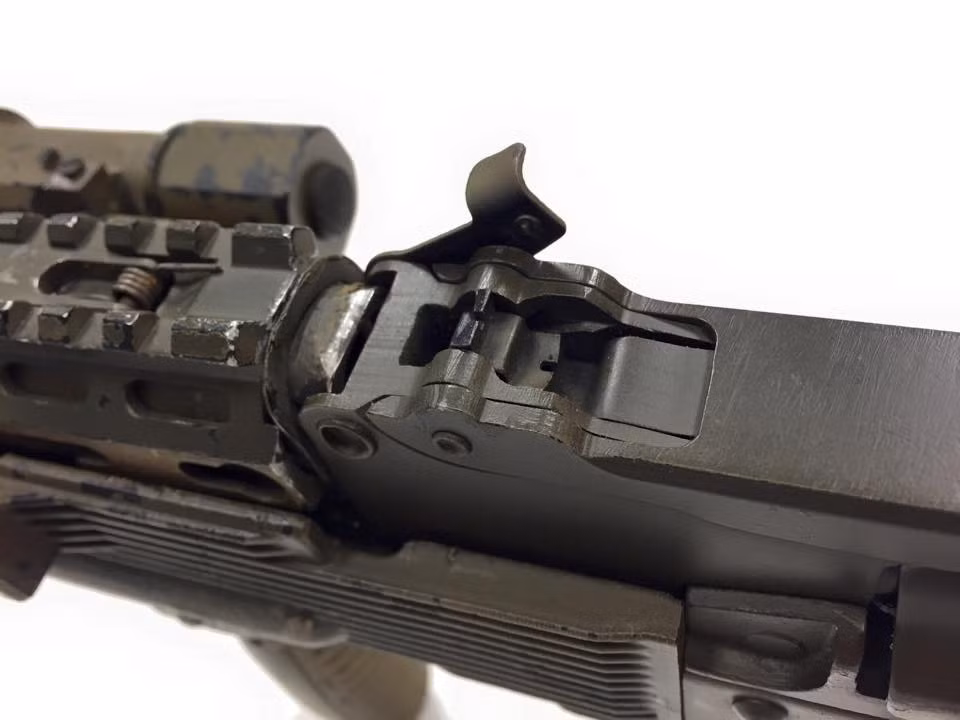 Khe ngắm cơ khí vẫn được giữ lại nhưng thước ngắm tiêu chuẩn chia tầm bắn đã biến mất trên AK-74M. Phía trên và dưới ốp lót tay cũng được trang bị rãnh kỹ thuật để gắn phụ kiện vào súng. Điều này cho thấy AK-74M thiêng về khả năng hỗ trợ các thiết bị ngắm quang học hơn là cơ khí. Nguồn ảnh: Firearm.