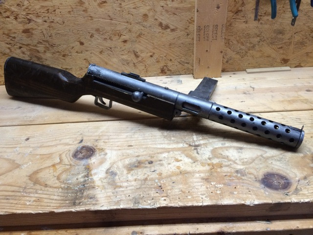 Tiểu liên MP 18 với hộp tiếp đạn 20 viên. Loại súng này thường xuyên được sử dụng vào nhiệm vụ càn quét dưới chiến hào hoặc trong chiến tranh đô thị. Nguồn ảnh: Guns.