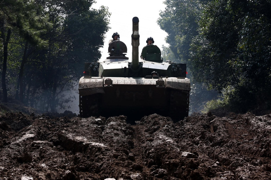 Ngoài việc được tăng cường giáp phản ứng nổ ERA khắp phía trước cũng như trên tháp pháo của xe tăng. Type 96A còn cực kỳ phù hợp với môi trường tác chiến hiện đại khi nó được trang bị cả hệ thống phòng thủ chủ động do Trung Quốc tự phát triển tương tự như Shtora-1. Nguồn ảnh: Sina.