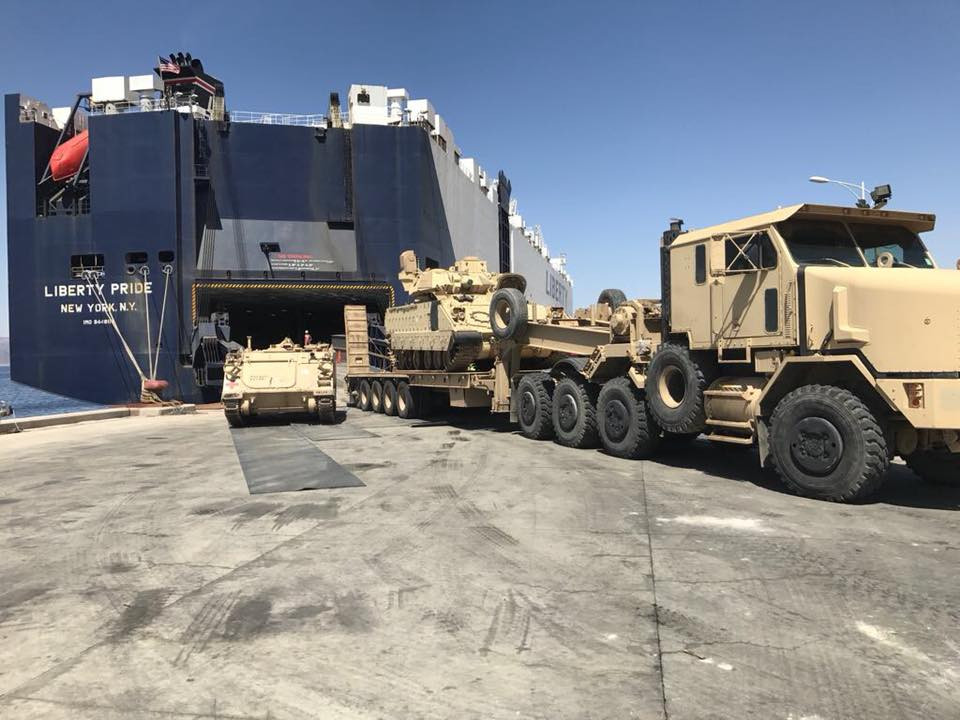 Trong ảnh ta có thể thấy xe thiết giáp M113 và xe chiến đấu bộ binh M2A3 với màu sơn ngụy trang dành cho môi trường sa mạc của quân đội Mỹ. Nguồn ảnh: Directorate 4.