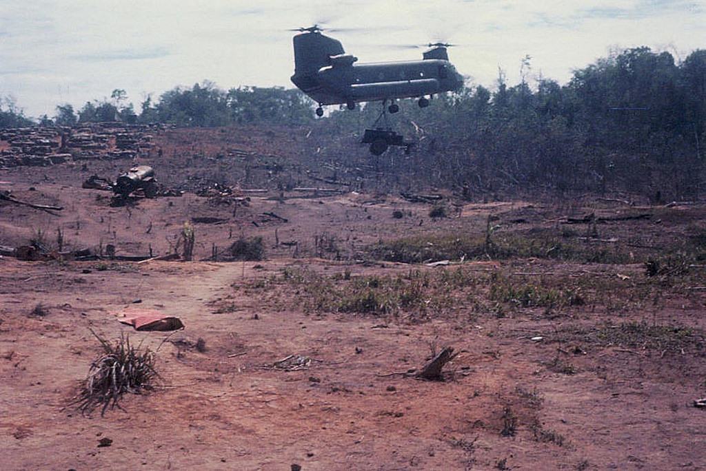 Gần như mọi thứ từ đồ ăn, nước uống cho tới đạn, pháo và cả... trực thăng đều được mang lên đây bằng máy bay trực thăng. Nguồn ảnh: Flickr.