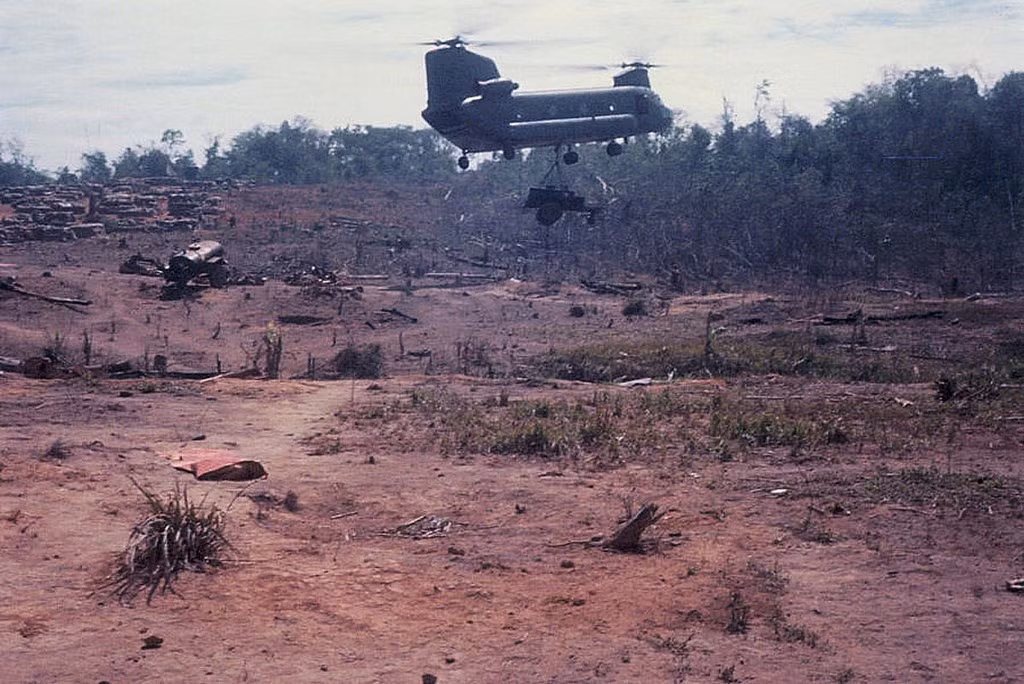 Gần như mọi thứ từ đồ ăn, nước uống cho tới đạn, pháo và cả... trực thăng đều được mang lên đây bằng máy bay trực thăng. Nguồn ảnh: Flickr.