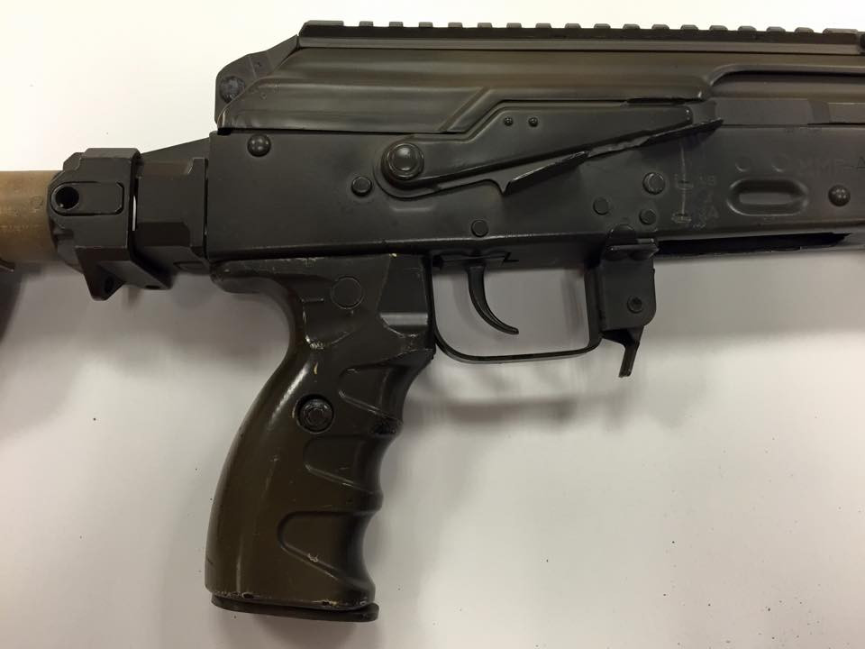 Có thể dễ dàng nhận thấy, phần rãnh kỹ thuật phía trên nắp hộp khóa nòng của khẩu súng trường tấn công AK-74M này được làm riêng biệt, không hề liền với nắp hộp khóa nòng - bộ phận thiếu ổn định nhất của khẩu súng. Điều này khiến thao tác tháo súng trở nên khó khăn hơn nhưng bù lại, việc gắn kính ngắm lên rãnh kỹ thuật này sẽ hiệu quả hơn nhiều so với việc gắn thẳng lên nắp hộp khóa nòng. Nguồn ảnh: Larry Vickers.