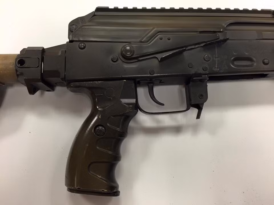 Có thể dễ dàng nhận thấy, phần rãnh kỹ thuật phía trên nắp hộp khóa nòng của khẩu súng trường tấn công AK-74M này được làm riêng biệt, không hề liền với nắp hộp khóa nòng - bộ phận thiếu ổn định nhất của khẩu súng. Điều này khiến thao tác tháo súng trở nên khó khăn hơn nhưng bù lại, việc gắn kính ngắm lên rãnh kỹ thuật này sẽ hiệu quả hơn nhiều so với việc gắn thẳng lên nắp hộp khóa nòng. Nguồn ảnh: Larry Vickers.