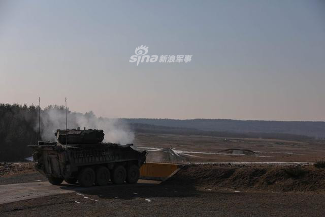 Về thiết kế cơ bản của chiến Stryker tiêu chuẩn hiện tại nó có trọng lượng từ 16,4 tới 18,88 tấn tùy phiên bản, thiết giáp chở quân Stryker có khả năng chứa tối đa tới 9 binh lính với đầy đủ trang thiết bị và tối thiểu kíp lái hai người. Nguồn ảnh: Sina.