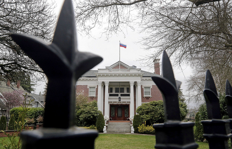 Đại sứ Nga tại Mỹ Anatoly Antonov tuyên bố không hạ quốc kỳ Nga tại nhà riêng của Tổng lãnh sự Nga Valery Timashov tại thành phố Seattle, Mỹ. (Ảnh: AP)