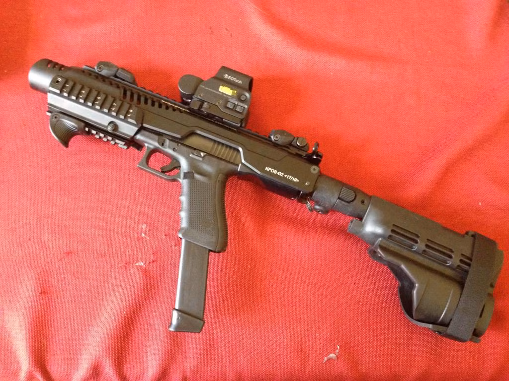 Loại phụ kiện này không những cung cấp cho người sử dụng một lớp vỏ súng chắc chắn và có kích thước như một khẩu súng tiểu liên để tiện trong việc sử dụng mà nó còn cung cấp thêm nhiều rãnh kỹ thuật, giúp người sử dụng có thể gắn kèm nhiều thiết bị hỗ trợ bên ngoài. Nguồn ảnh: Guns.