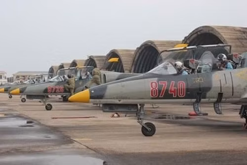 Giống như mọi phi cơ huấn luyện khác, L-39 có phi hành đoàn 2 người, bao gồm một học viên và một phi cơ huấn luyện. Chiều dài của chiếc phi cơ này là 12,13 mét, sải cánh rộng 9,46 mét và cao 4,77 mét. Nguồn ảnh: Baomoi.