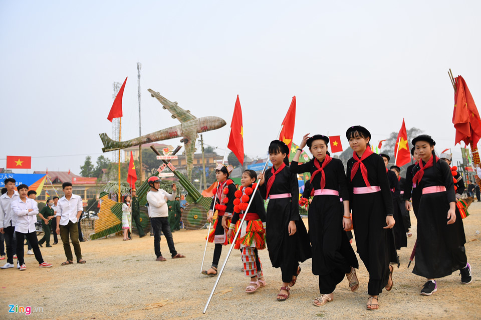 Đông đảo nhân dân các xã, học sinh và bà con nhân dân huyện nô nức đổ về trung tâm huyện tiễn đưa con em và người thân mình. Trước đó, huyện tổ chức 2 ngày hội trại cho thanh niên cùng gia đình, bạn bè vui chơi, quây quần tạm biệt nhau.
