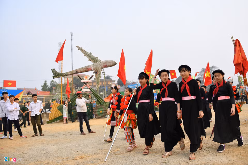 Đông đảo nhân dân các xã, học sinh và bà con nhân dân huyện nô nức đổ về trung tâm huyện tiễn đưa con em và người thân mình. Trước đó, huyện tổ chức 2 ngày hội trại cho thanh niên cùng gia đình, bạn bè vui chơi, quây quần tạm biệt nhau.