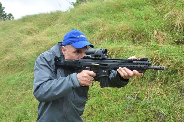 Có thể dễ dàng nhận thấy, bộ phận báng súng của khẩu HK433 sử dụng báng súng được thiết kế cho khẩu FN Scar, phần nòng súng và ống trích khí có phần thiết kế giống với khẩu G36 còn bộ phận hộp khóa nòng lại mang thiết kế của khẩu HK416. Nguồn ảnh: Guntest.