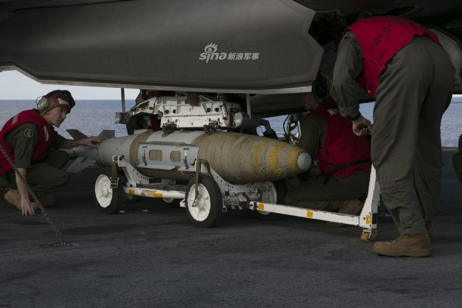 Tổng cộng số lượng vũ khí mà F-35B có thể mang theo lên tới 6,8 tấn vũ khí các loại, bao gồm các loại tên lửa không đối không, không đối đất và bom thông minh. Nguồn ảnh: USNavy.