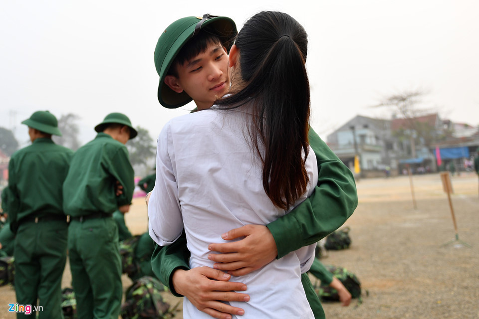 May mắn hơn nhiều người, Phan Đức Huy (20 tuổi, dân tộc Tày) được bạn gái ra tiễn. Huy ôm chầm lấy người yêu, âu yếm nói những lời an ủi trước khi đi xa, hứa về sẽ trưởng thành hơn và thường xuyên liên lạc cho nhau.