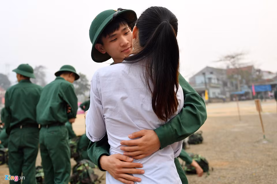 May mắn hơn nhiều người, Phan Đức Huy (20 tuổi, dân tộc Tày) được bạn gái ra tiễn. Huy ôm chầm lấy người yêu, âu yếm nói những lời an ủi trước khi đi xa, hứa về sẽ trưởng thành hơn và thường xuyên liên lạc cho nhau.