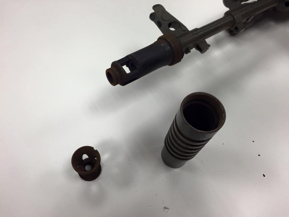 Bộ phận loa che lửa đầu nòng của súng sau khi tháo bỏ ra ngoài. Nguồn ảnh: Larry Vickers.