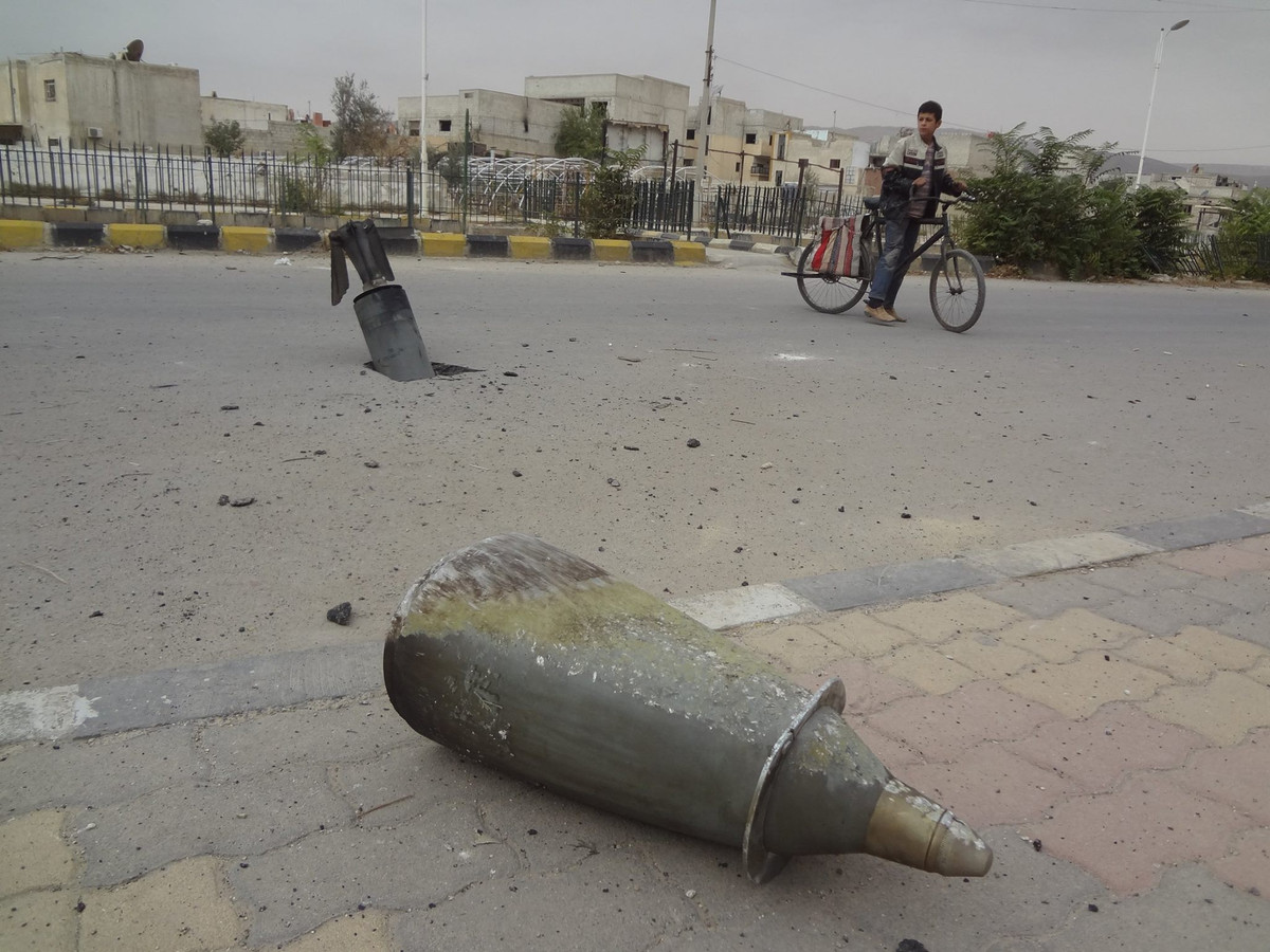 Mỗi viên đạn của khẩu cối này có trọng lượng lên tới 130 kg và được nhồi thuốc nổ mạnh. Khẩu cối có khả năng nghiêng góc từ 45 độ tới tối đa 65 độ và xoay theo phương ngang được 17 độ. Mảnh đạn của M240 trong một trận pháo kích vào khu vực do phiến quân kiểm soát. Nguồn ảnh: News.