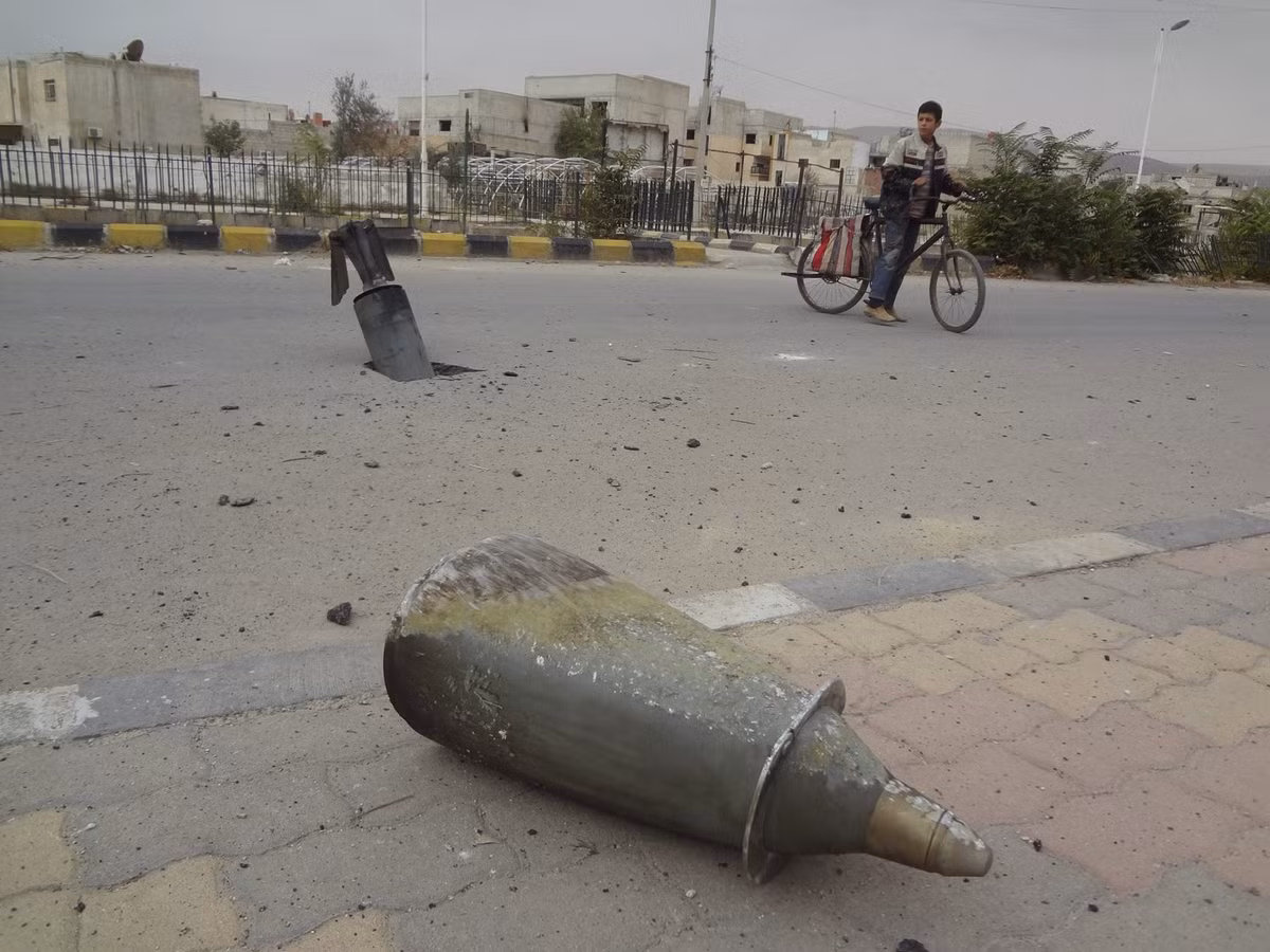 Mỗi viên đạn của khẩu cối này có trọng lượng lên tới 130 kg và được nhồi thuốc nổ mạnh. Khẩu cối có khả năng nghiêng góc từ 45 độ tới tối đa 65 độ và xoay theo phương ngang được 17 độ. Mảnh đạn của M240 trong một trận pháo kích vào khu vực do phiến quân kiểm soát. Nguồn ảnh: News.