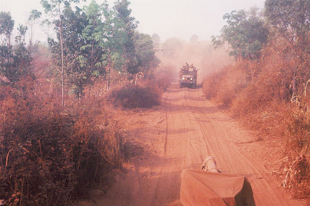 Ngay từ những năm 1967-1968, nhận thấy tình hình chiến sự đang ngày càng leo thang. Quân đội Mỹ bắt đầu tăng cường thêm quân lên Tây Nguyên nhằm ngăn các hoạt động của Quân Giải phòng lan sâu xuống uy hiếp Sài Gòn. Ngoài ra Mỹ còn thành lập hàng loạt các căn cứ tiền phương để yểm trợ cho lực lượng dưới đồng bằng và làm bàn đạp để tiến công vào các vị trí của quân ta ở Lào và Campuchia. Nguồn ảnh: Flickr.
