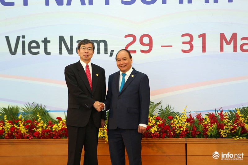 Thủ tướng Nguyễn Xuân Phúc đón Tổng giám đốc ADB Takehiko Nakao.